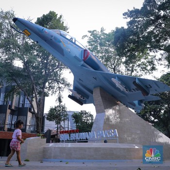 Penampakan Pesawat Tempur A4 Skyhawk Mejeng di Taman Kota