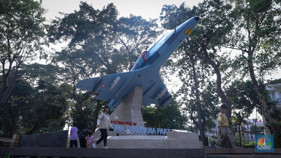 Warga melihat Monumen Pesawat A4 Skyhawk di Taman Seno Tebet, Jakarta, Senin (30/10/20223). (CNBC Indonesia/Faisal Rahman)
