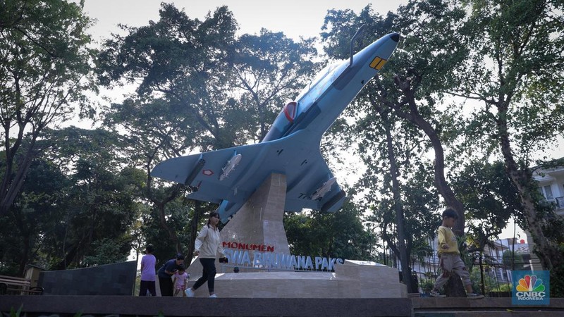 Warga melihat Monumen Pesawat A4 Skyhawk di Taman Seno Tebet, Jakarta, Senin (30/10/20223). (CNBC Indonesia/Faisal Rahman)
