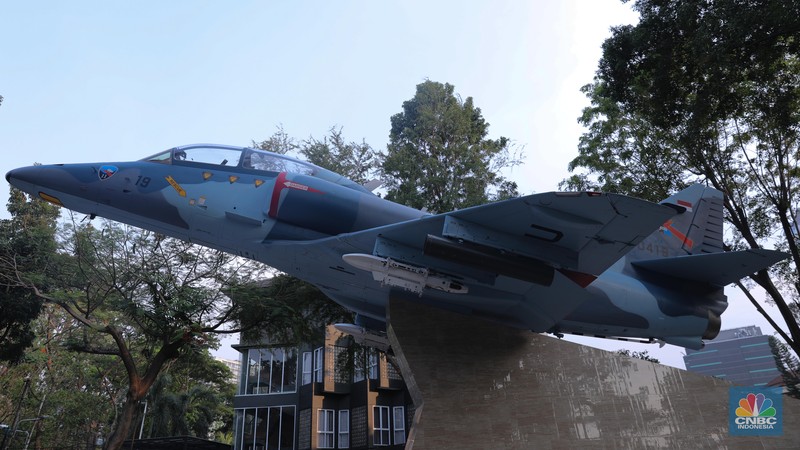 Warga melihat Monumen Pesawat A4 Skyhawk di Taman Seno Tebet, Jakarta, Senin (30/10/20223). (CNBC Indonesia/Faisal Rahman)