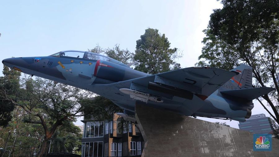 Warga melihat Monumen Pesawat A4 Skyhawk di Taman Seno Tebet, Jakarta, Senin (30/10/20223). (CNBC Indonesia/Faisal Rahman)