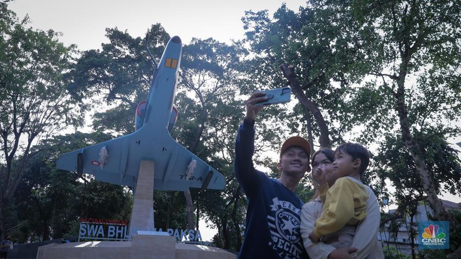 Warga melihat Monumen Pesawat A4 Skyhawk di Taman Seno Tebet, Jakarta, Senin (30/10/20223). (CNBC Indonesia/Faisal Rahman)
