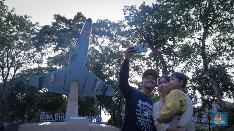 Warga melihat Monumen Pesawat A4 Skyhawk di Taman Seno Tebet, Jakarta, Senin (30/10/20223). (CNBC Indonesia/Faisal Rahman)