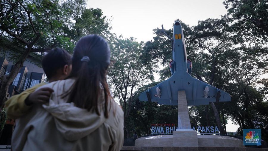 Warga melihat Monumen Pesawat A4 Skyhawk di Taman Seno Tebet, Jakarta, Senin (30/10/20223). (CNBC Indonesia/Faisal Rahman)