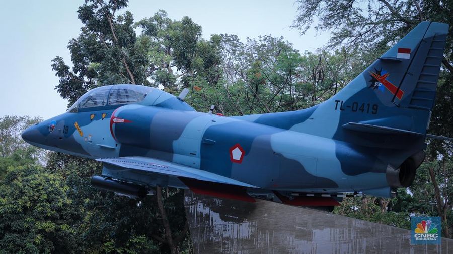 Warga melihat Monumen Pesawat A4 Skyhawk di Taman Seno Tebet, Jakarta, Senin (30/10/20223). (CNBC Indonesia/Faisal Rahman)