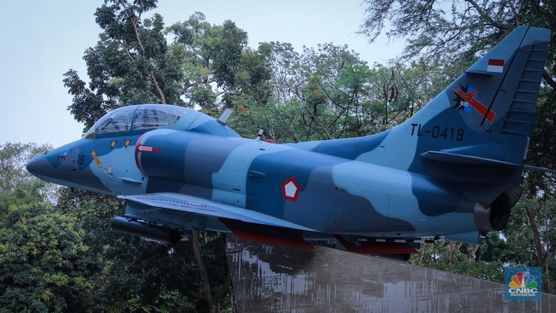 Warga melihat Monumen Pesawat A4 Skyhawk di Taman Seno Tebet, Jakarta, Senin (30/10/20223). (CNBC Indonesia/Faisal Rahman)
