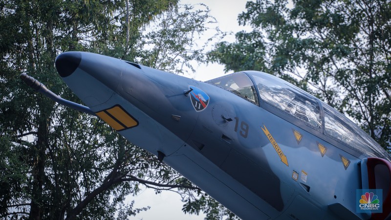 Warga melihat Monumen Pesawat A4 Skyhawk di Taman Seno Tebet, Jakarta, Senin (30/10/20223). (CNBC Indonesia/Faisal Rahman)