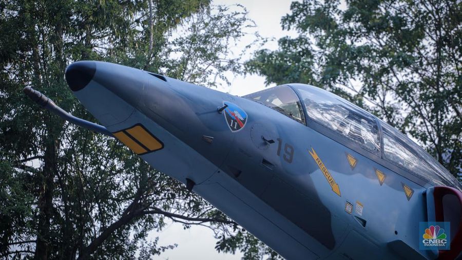 Warga melihat Monumen Pesawat A4 Skyhawk di Taman Seno Tebet, Jakarta, Senin (30/10/20223). (CNBC Indonesia/Faisal Rahman)