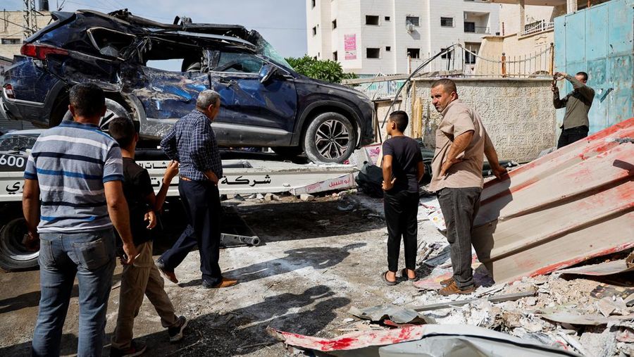 Tank Israel bermanuver di dalam Jalur Gaza, terlihat dari Israel, 30 Oktober 2023. (REUTERS/Amir Cohen)