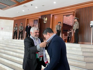 Anggota DPR Diberi Syal Palestina Jelang Rapat Paripurna