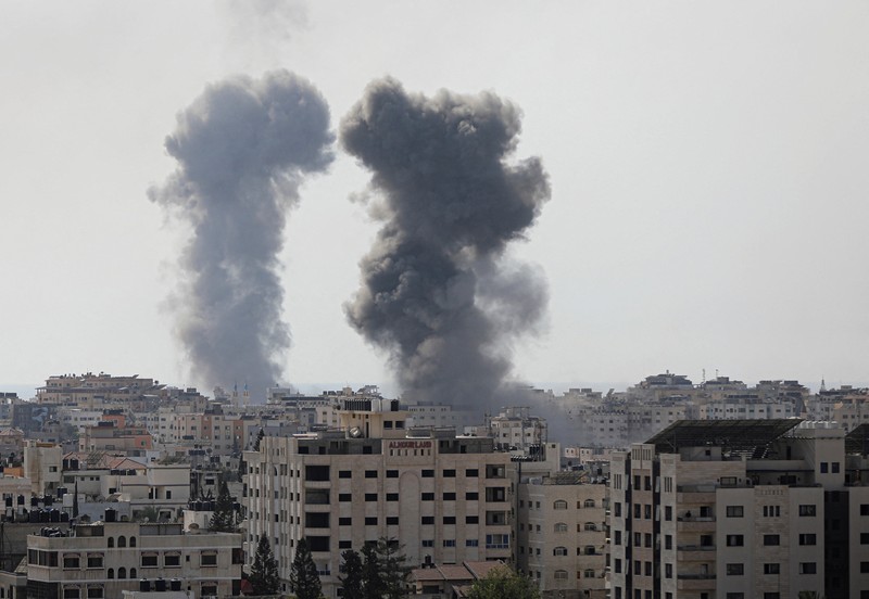Bangunan tempat tinggal yang rusak terlihat pasca serangan Israel, dekat rumah sakit Al-Quds di Kota Gaza 30 Oktober 2023. (REUTERS/Mohammed Al-Masri)