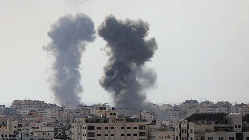 Bangunan tempat tinggal yang rusak terlihat pasca serangan Israel, dekat rumah sakit Al-Quds di Kota Gaza 30 Oktober 2023. (REUTERS/Mohammed Al-Masri)