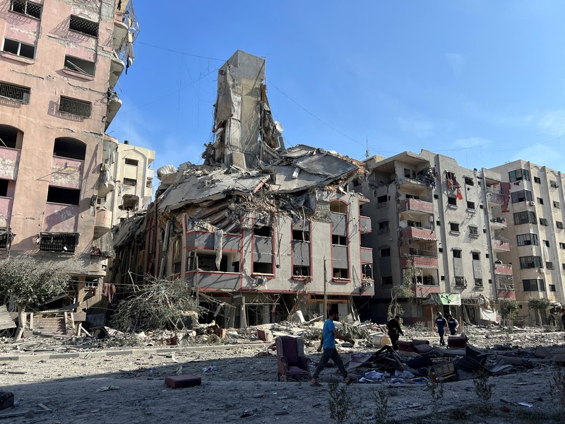 Bangunan tempat tinggal yang rusak terlihat pasca serangan Israel, dekat rumah sakit Al-Quds di Kota Gaza 30 Oktober 2023. (REUTERS/Mohammed Al-Masri)
