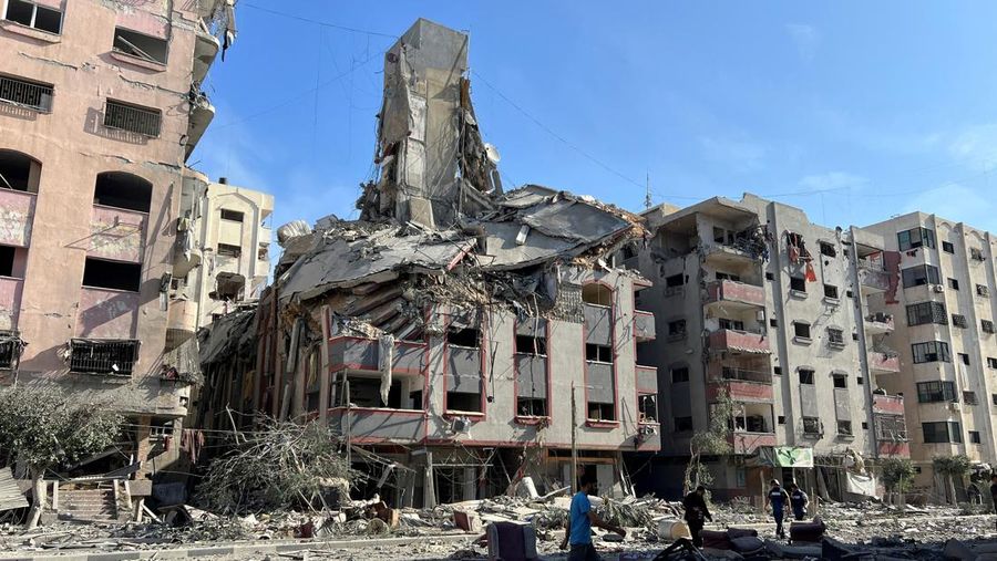 Bangunan tempat tinggal yang rusak terlihat pasca serangan Israel, dekat rumah sakit Al-Quds di Kota Gaza 30 Oktober 2023. (REUTERS/Mohammed Al-Masri)