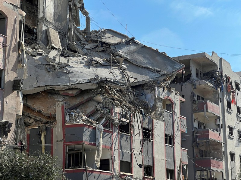 Bangunan tempat tinggal yang rusak terlihat pasca serangan Israel, dekat rumah sakit Al-Quds di Kota Gaza 30 Oktober 2023. (REUTERS/Mohammed Al-Masri)