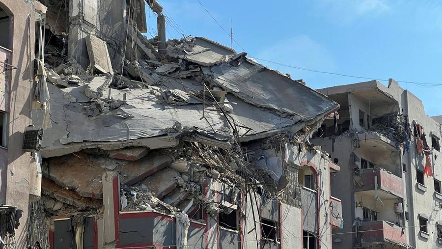 Bangunan tempat tinggal yang rusak terlihat pasca serangan Israel, dekat rumah sakit Al-Quds di Kota Gaza 30 Oktober 2023. (REUTERS/Mohammed Al-Masri)