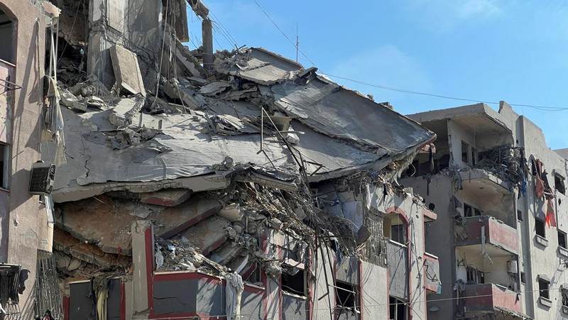 Bangunan tempat tinggal yang rusak terlihat pasca serangan Israel, dekat rumah sakit Al-Quds di Kota Gaza 30 Oktober 2023. (REUTERS/Mohammed Al-Masri)
