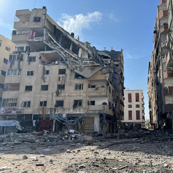 Potret Gudang Bulan Sabit Merah Kena Bombardir Israel