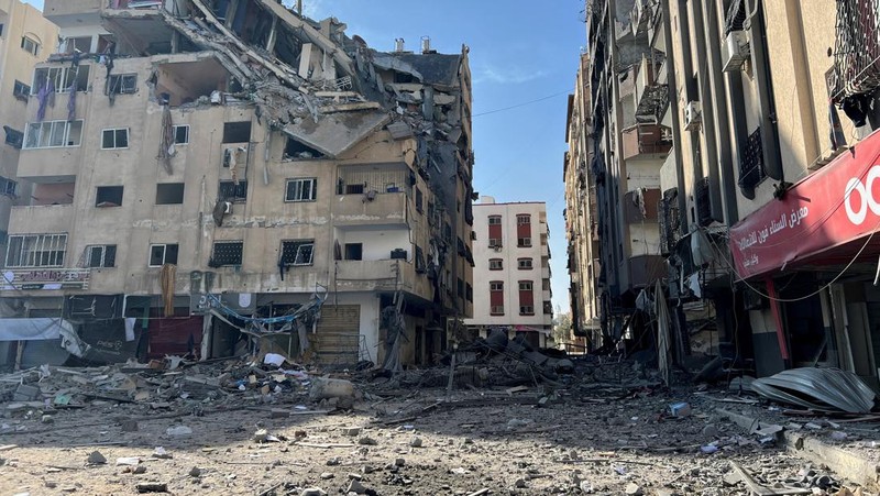 Bangunan tempat tinggal yang rusak terlihat pasca serangan Israel, dekat rumah sakit Al-Quds di Kota Gaza 30 Oktober 2023. (REUTERS/Mohammed Al-Masri)
