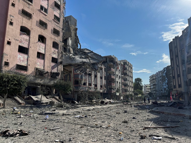 Bangunan tempat tinggal yang rusak terlihat pasca serangan Israel, dekat rumah sakit Al-Quds di Kota Gaza 30 Oktober 2023. (REUTERS/Mohammed Al-Masri)