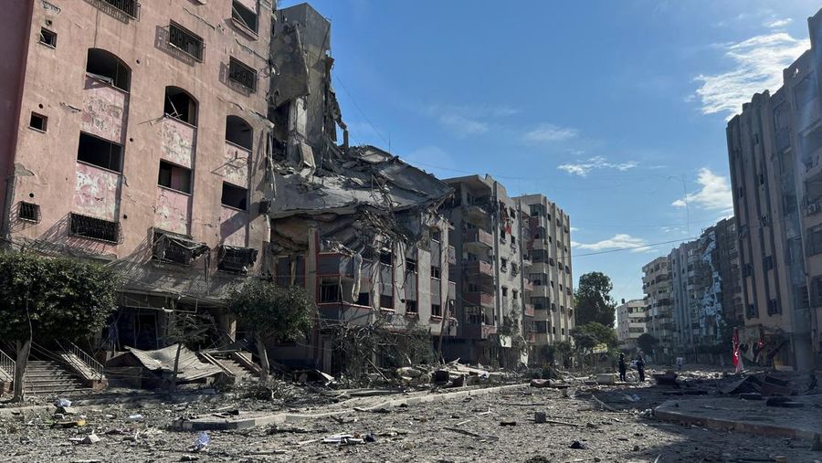 Bangunan tempat tinggal yang rusak terlihat pasca serangan Israel, dekat rumah sakit Al-Quds di Kota Gaza 30 Oktober 2023. (REUTERS/Mohammed Al-Masri)