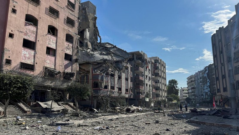 Bangunan tempat tinggal yang rusak terlihat pasca serangan Israel, dekat rumah sakit Al-Quds di Kota Gaza 30 Oktober 2023. (REUTERS/Mohammed Al-Masri)