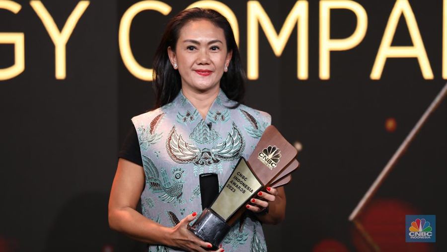Chief Finansial Officer Of Sun Energy, Evy Susanty menerima penghargaan dalam acara Road To CNBC Indonesia Award 2023, Selasa (31/10/2023). (CNBC Indonesia/Tri Susilo)
