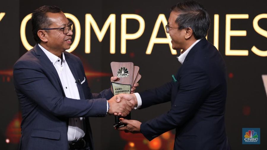 Direktur Utama Pertamina Drilling Services Indonesia Rio Dasmanto menerima penghargaan dalam acara Road To CNBC Indonesia Award 2023, Selasa (31/10/2023). (CNBC Indonesia/Tri Susilo)