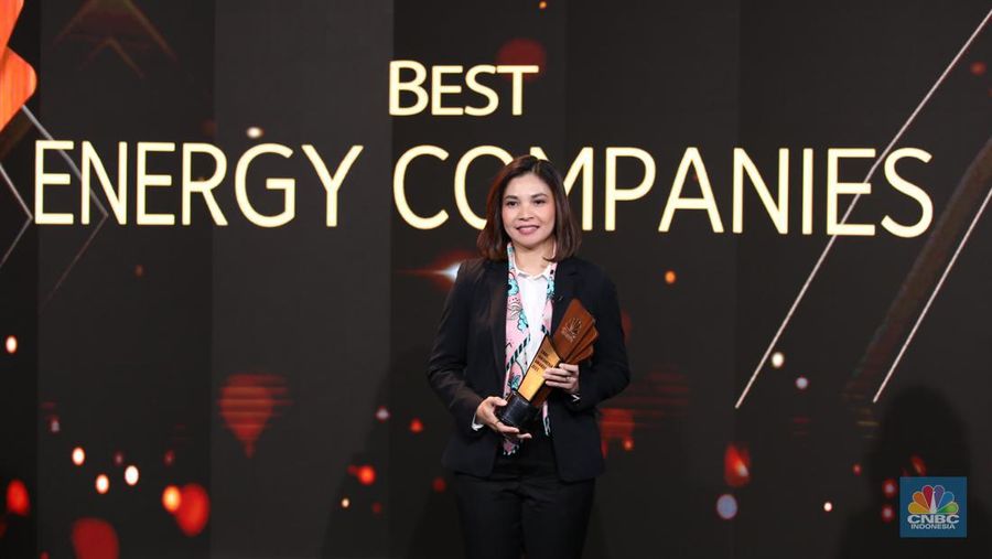 Direktur Keuangan PT PLN Indonesia Power, Endang Astharanti menerima penghargaan dalam acara Road To CNBC Indonesia Award 2023, Selasa (31/10/2023). (CNBC Indonesia/Tri Susilo)