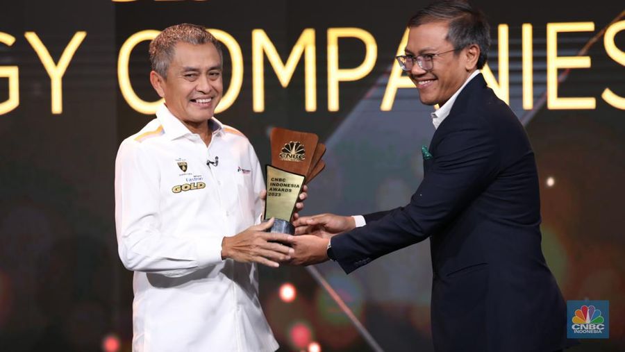 Dirut Pertamina lubricants Werry Prayogi menerima penghargaan dalam acara Road To CNBC Indonesia Award 2023, Selasa (31/10/2023). (CNBC Indonesia/Tri Susilo)