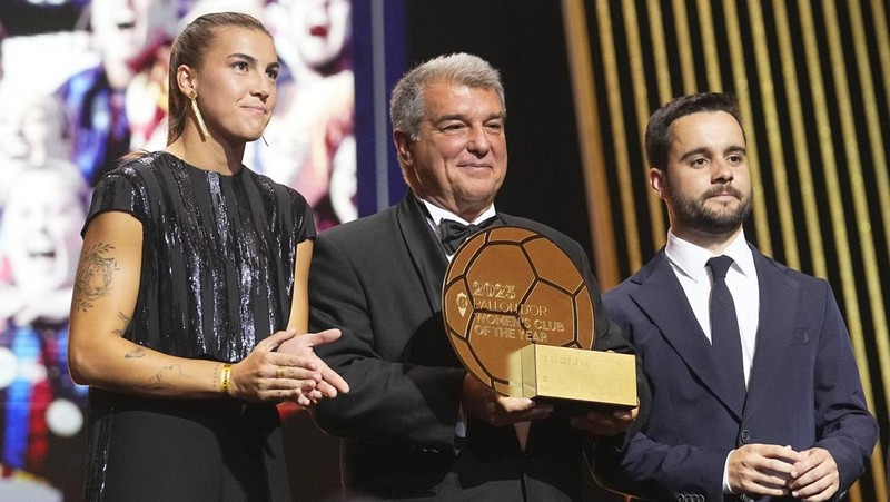 Soccer Football - 2023 Ballon d'Or - Chatelet Theatre, Paris, France - October 30, 2023 Inter Miami's Lionel Messi after winning the men's Ballon d'Or with his sons, Thiago, Mateo and Ciro REUTERS/Stephanie Lecocq     TPX IMAGES OF THE DAY
