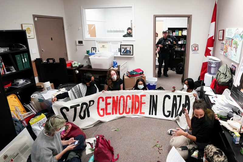 ISRAEL-PALESTINIANS/CANADA-PROTESTS Supporters of Palestinian rights, calling for a ceasefire and end to the siege in Gaza, occupy the constituent office of Canada's Deputy Prime Minister and Finance Minister Chrystia Freeland in Toronto, Ontario, Canada October 30, 2023. REUTERS/Arlyn McAdorey