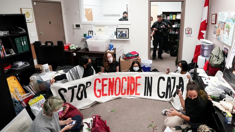 Supporters of Palestinian rights, calling for a ceasefire and end to the siege in Gaza, occupy the constituent office of Canada's Deputy Prime Minister and Finance Minister Chrystia Freeland in Toronto, Ontario, Canada October 30, 2023. REUTERS/Arlyn McAdorey