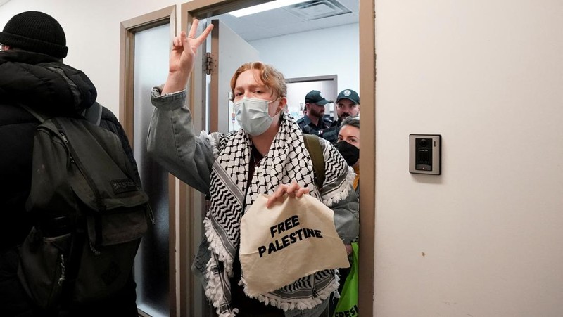 Supporters of Palestinian rights, calling for a ceasefire and end to the siege in Gaza, occupy the constituent office of Canada's Deputy Prime Minister and Finance Minister Chrystia Freeland in Toronto, Ontario, Canada October 30, 2023. REUTERS/Arlyn McAdorey