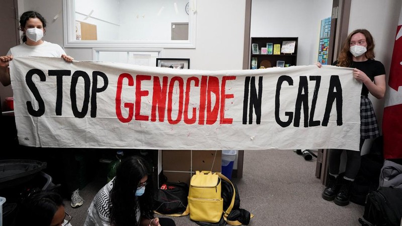Supporters of Palestinian rights, calling for a ceasefire and end to the siege in Gaza, occupy the constituent office of Canada's Deputy Prime Minister and Finance Minister Chrystia Freeland in Toronto, Ontario, Canada October 30, 2023. REUTERS/Arlyn McAdorey