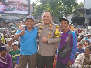 Potret Kapolrestabes Surabaya Bagi Sembako-Sarapan Bareng Tukang Becak
