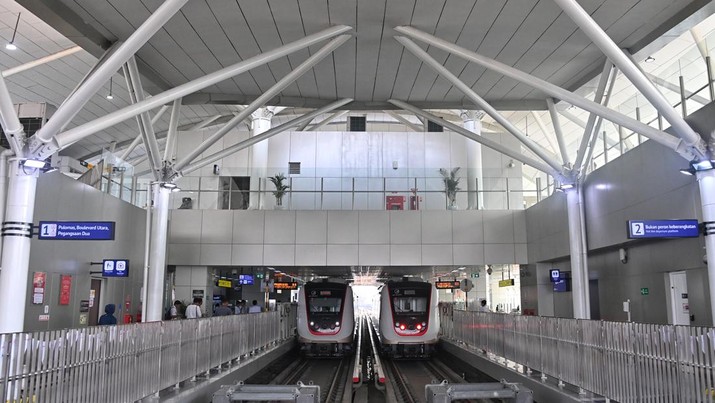 Ground Breaking LRT Jakarta Fase I B, Stasiun Velodrome - Stasiun Manggarai oleh Menhub Budi Karya Sumadi dan PJ Gubernur Heru Budi Hartono. (Dok Kemenhub)