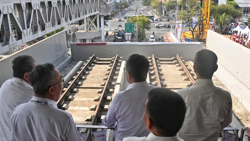 Ground Breaking LRT Jakarta Fase I B, Stasiun Velodrome - Stasiun Manggarai oleh Menhub Budi Karya Sumadi dan PJ Gubernur Heru Budi Hartono. (Dok Kemenhub)