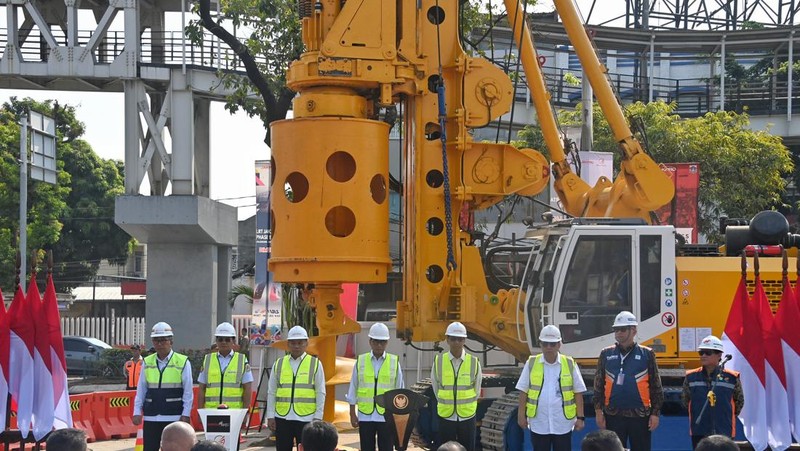 Ground Breaking LRT Jakarta Fase I B, Stasiun Velodrome - Stasiun Manggarai oleh Menhub Budi Karya Sumadi dan PJ Gubernur Heru Budi Hartono. (Dok Kemenhub)
