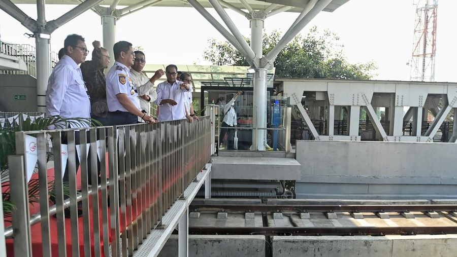 Ground Breaking LRT Jakarta Fase I B, Stasiun Velodrome - Stasiun Manggarai oleh Menhub Budi Karya Sumadi dan PJ Gubernur Heru Budi Hartono. (Dok Kemenhub)
