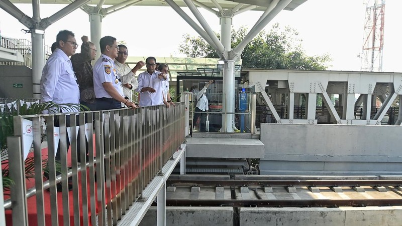 Ground Breaking LRT Jakarta Fase I B, Stasiun Velodrome - Stasiun Manggarai oleh Menhub Budi Karya Sumadi dan PJ Gubernur Heru Budi Hartono. (Dok Kemenhub)