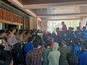 Mahasiswa Bangkalan Demo Pemkab Soal Pungli Berkedok Jual Seragam Sekolah