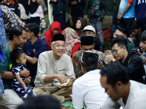 Momen Ganjar Makan Malam Bareng Warga Desa Karangpucung Purbalingga