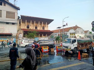 Tim Damkar Dikerahkan Bersihkan Luapan Minyak di Tugu Jogja