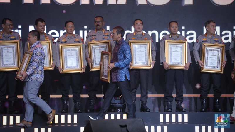 Pemimpin Redaksi CNBC Indonesia, Wahyu Daniel berjabat tangan dengan Kapolri Jendral Listyo Sigit Prabowo saat acara 'Syukuran Peringatan HARI JADI KE-72 HUMAS POLRI' di The Tribrata, Jakarta, Selasa (31/10/2023) malam. (CNBC Indonesia/Faisal Rahman)
