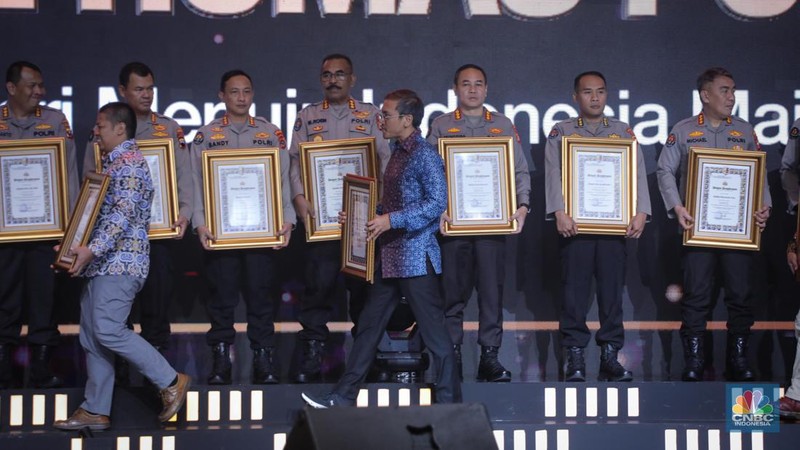 Pemimpin Redaksi CNBC Indonesia, Wahyu Daniel berjabat tangan dengan Kapolri Jendral Listyo Sigit Prabowo saat acara 'Syukuran Peringatan HARI JADI KE-72 HUMAS POLRI' di The Tribrata, Jakarta, Selasa (31/10/2023) malam. (CNBC Indonesia/Faisal Rahman)