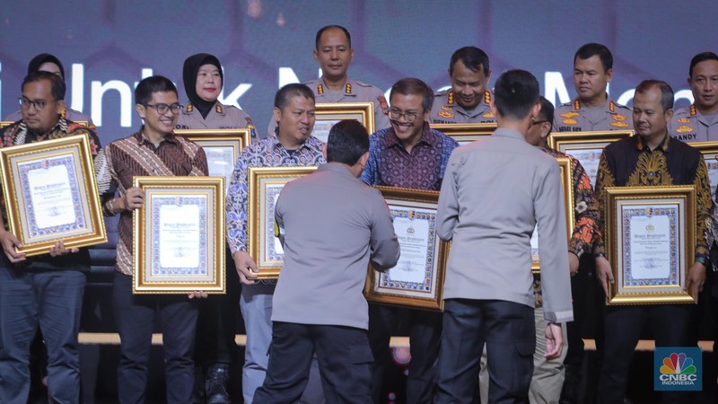 Pemimpin Redaksi CNBC Indonesia, Wahyu Daniel berjabat tangan dengan Kapolri Jendral Listyo Sigit Prabowo saat acara 'Syukuran Peringatan HARI JADI KE-72 HUMAS POLRI' di The Tribrata, Jakarta, Selasa (31/10/2023) malam. (CNBC Indonesia/Faisal Rahman)