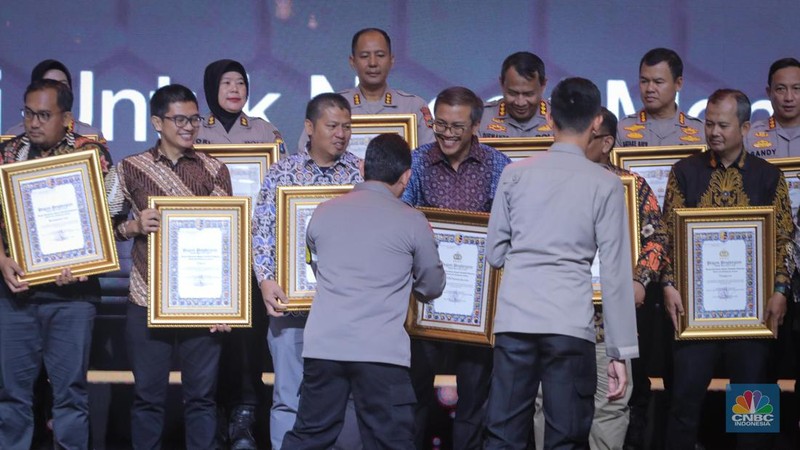Pemimpin Redaksi CNBC Indonesia, Wahyu Daniel berjabat tangan dengan Kapolri Jendral Listyo Sigit Prabowo saat acara 'Syukuran Peringatan HARI JADI KE-72 HUMAS POLRI' di The Tribrata, Jakarta, Selasa (31/10/2023) malam. (CNBC Indonesia/Faisal Rahman)