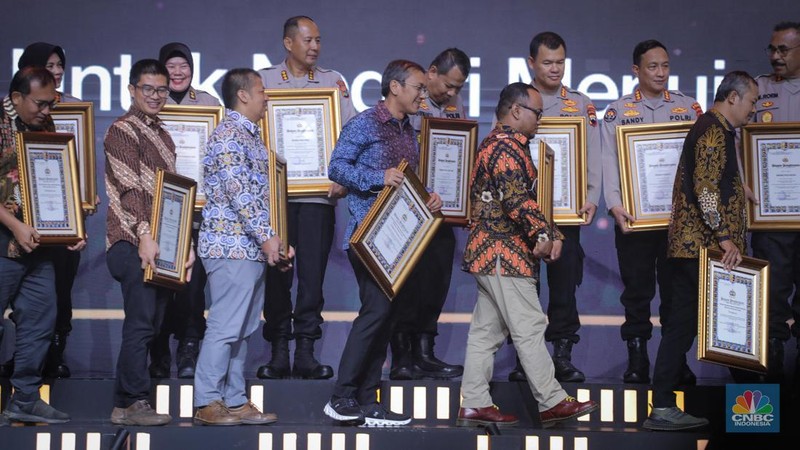 Pemimpin Redaksi CNBC Indonesia, Wahyu Daniel berjabat tangan dengan Kapolri Jendral Listyo Sigit Prabowo saat acara 'Syukuran Peringatan HARI JADI KE-72 HUMAS POLRI' di The Tribrata, Jakarta, Selasa (31/10/2023) malam. (CNBC Indonesia/Faisal Rahman)