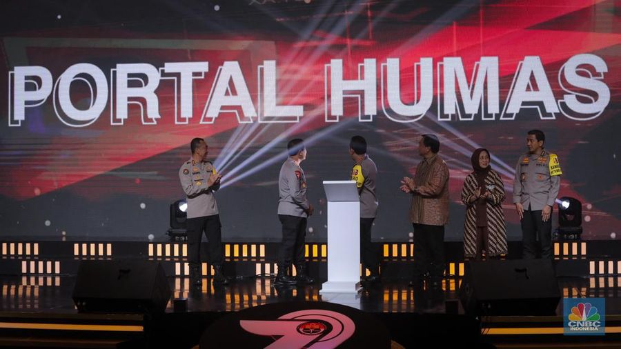Pemimpin Redaksi CNBC Indonesia, Wahyu Daniel berjabat tangan dengan Kapolri Jendral Listyo Sigit Prabowo saat acara 'Syukuran Peringatan HARI JADI KE-72 HUMAS POLRI' di The Tribrata, Jakarta, Selasa (31/10/2023) malam. (CNBC Indonesia/Faisal Rahman)